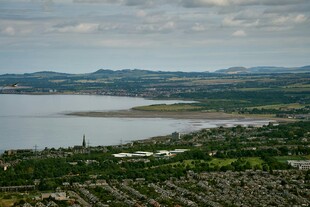 俯瞰湖畔城镇风景