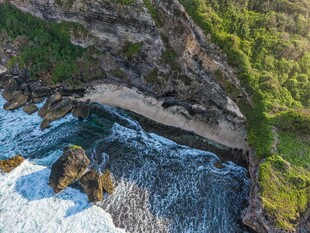 山间溪流穿岩石美景