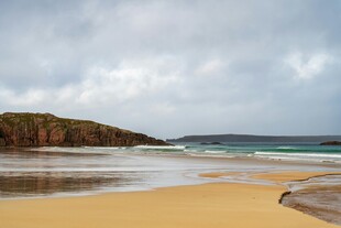 金色沙滩与碧海蓝天美景