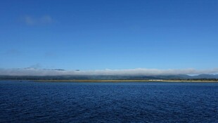 广阔无垠的蓝色水域景观