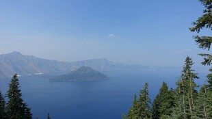 山林间的辽阔蓝色湖泊