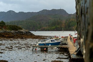 海边码头停泊的几艘小船