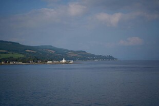 湖畔风景 远山与船只