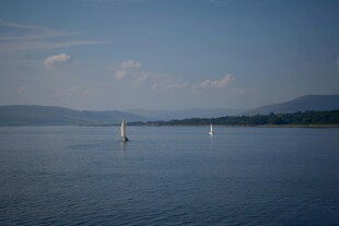 宁静湖面与远处山峦