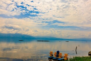 湖畔三人赏景的惬意时光