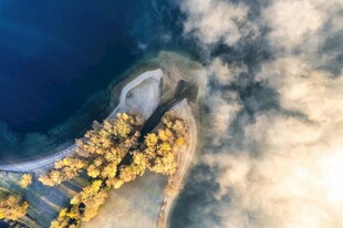 空中俯瞰金黄岛屿美景