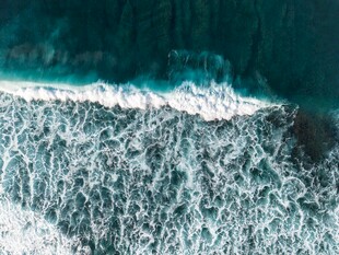 俯瞰海浪拍打海岸线