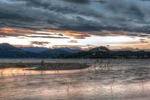 黄昏下的宁静水边风景