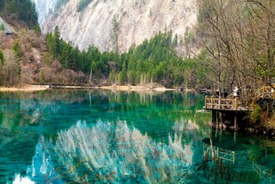 山间幽蓝湖水与木栈道