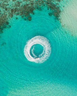 俯瞰海中环形珊瑚礁