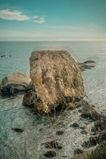 海边孤石 尽显自然之美