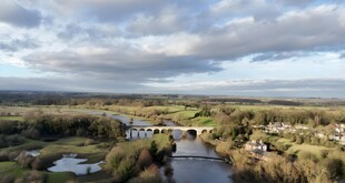 俯瞰乡村河流风景