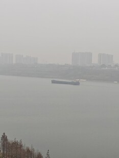 雾中江面与远处城市景观