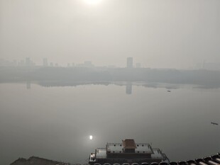 雾中江畔城市景观