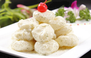 美味樱桃点缀的油炸汤圆