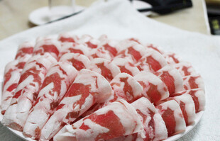 新鲜美味的火锅涮羊肉卷