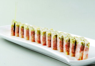 精致卷状美食摆盘展示