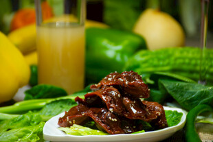 美味酱牛肉搭配新鲜蔬菜