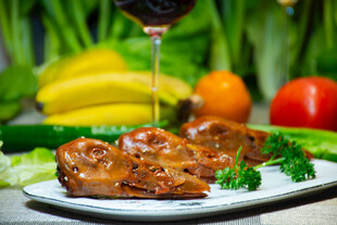 美味烤肉搭配新鲜蔬菜水果