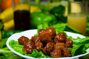 美味糖醋肉丸摆于生菜上