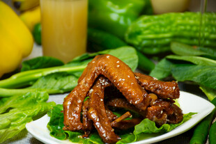 美味卤鸡翅配新鲜蔬菜