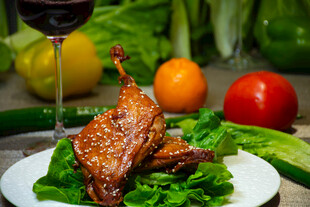 美味烤鸽配新鲜蔬菜