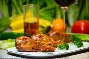 美味烤鸡腿配新鲜蔬菜