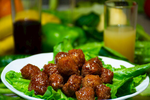 美味红烧肉丸配新鲜蔬菜