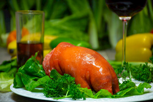 美味烤鸡搭配清新蔬菜