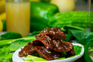 酱卤牛肉 搭配鲜蔬与饮品