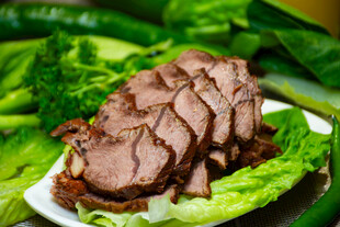 美味酱牛肉摆于翠绿生菜上