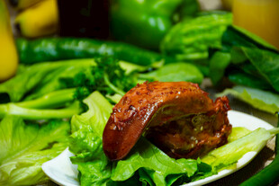 美味卤猪肝配新鲜蔬菜