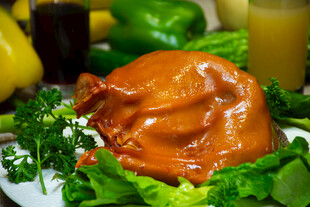 卤味猪耳摆放在新鲜蔬菜间