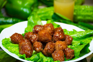 美味糖醋肉丸摆于生菜上