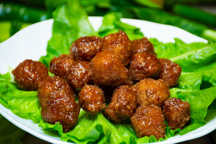 美味肉丸配生菜