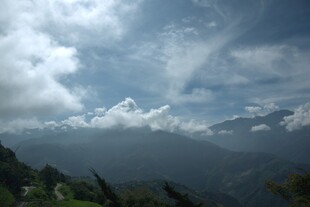 云雾缭绕的壮美山峦景色