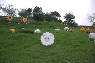 草地上的多彩艺术装置