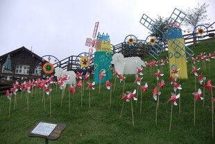 风车装饰的美丽户外场景