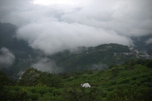 山间云雾缭绕的壮美景色