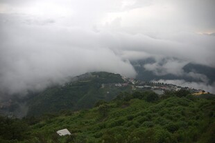 云雾缭绕的山间美景