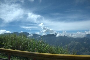 山间美景 蓝天白云青山