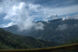 山间云雾缭绕的壮美景色