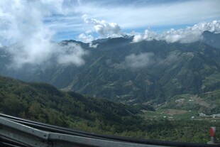 山间公路旁的壮丽自然景观