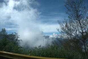 山间云雾缭绕的自然景致