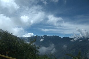 山间云海环绕的壮丽景致