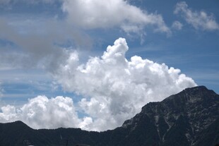 蓝天白云下的巍峨山峦