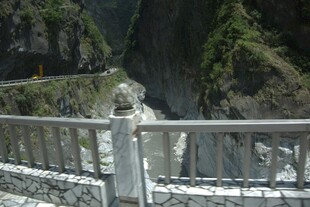 俯瞰山间壮丽峡谷景观