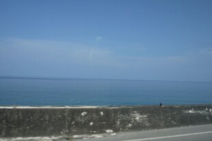 公路旁的广阔蓝色海景