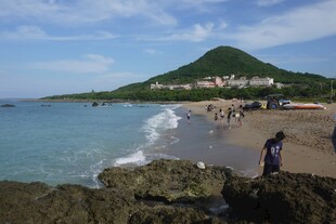 美丽海滨沙滩游客景象