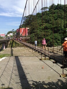 游客漫步于吊桥之上